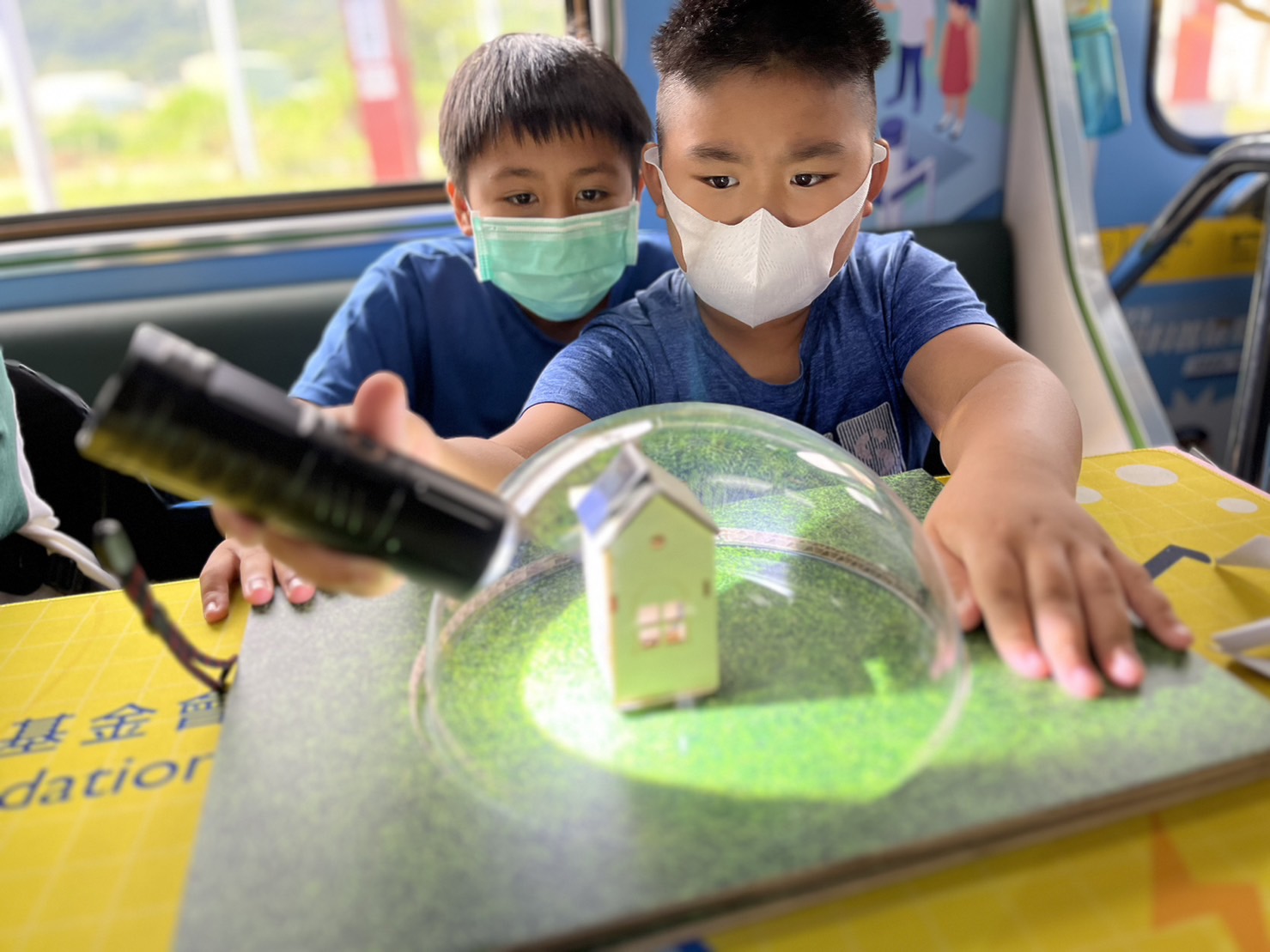 G22恒峰參與基礎科學主題車廂，以STEAM教學精神，設計「逐日科學家」、「太陽能工程師」以及「淨零建築師」三大能源科普課程和實驗